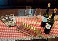 Weinprobe während der Rundreise, Weinprobe mit Käse und Salami auf kariertem Tischtuch., Weinprobe mit Käse und Wurst auf kariertem Tischtuch.