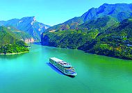 Kreuzfahrtschiff auf malerischem Fluss in bergiger Landschaft
