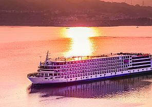 Kreuzfahrtschiff Century Victory bei Sonnenuntergang auf dem Wasser