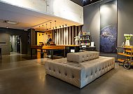 Hotel &REPEAT Köln Airport Lobby, Moderne Hotel-Lobby mit stilvollem Empfangsbereich.