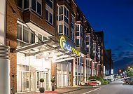 Plaza Premium Cologne Außenansicht, Plaza Premium Cologne bei Nacht, einladende Außenansicht., Plaza Premium Cologne bei Nacht, stilvolle Außenansicht.