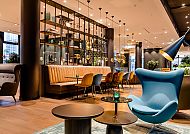 Motel One Köln-Messe Bar, Moderne Hotelbar mit stilvollem Interieur und gemütlicher Atmosphäre., Moderne Hotelbar mit stilvollem Design und gemütlichen Sitzbereichen.