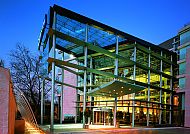 Hoteleingang Radisson Blu Cologne, Moderner Eingang des Radisson Blu Hotels in Köln bei Dämmerung., Moderner Hoteleingang des Radisson Blu Cologne bei Abenddämmerung.