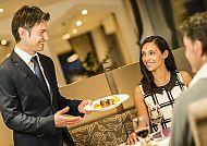 Paar beim Abendessen, Paar genießt Abendessen im Astor Hotel Schenna., Paar genießt Abendessen im Astor Hotel Schenna.