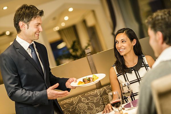 Paar beim Abendessen, Paar genießt Abendessen im Astor Hotel Schenna., Paar genießt Abendessen im Astor Hotel Schenna.
