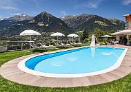 Außenpool mit Panoramablick, Außenpool mit Panoramablick auf Berge im Astor Hotel Schenna., Außenpool mit Panoramablick auf die Berge im Astor Hotel Schenna.