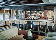 Elegante Bar auf der MS ROUSSE PRESTIGE mit stilvollem Ambiente