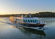 MS Rousse Prestige gleitet majestätisch über ruhiges Wasser