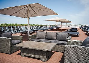 , Entspanntes Sonnendeck auf der MS ROUSSE PRESTIGE Kreuzfahrt.
