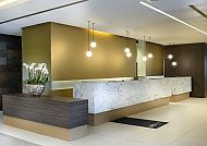 Moderne Lobby im Crown Plaza Düsseldorf-Neuss mit stilvollem Design.