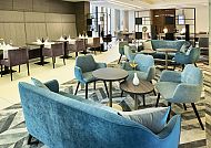 Moderne Lobby im Crown Plaza Düsseldorf-Neuss mit stilvollen Möbeln.