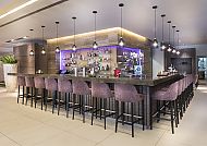 Moderne Bar im Crown Plaza Düsseldorf-Neuss mit stilvollem Ambiente.
