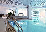 Eleganter Innenpool im Crown Plaza Düsseldorf-Neuss Hotel.