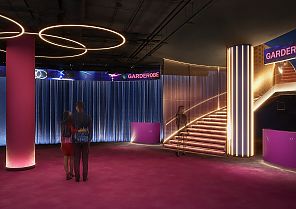 Artistical Foyer GROOVE, Elegantes Foyer im GROOVE-Theater mit stilvoller Beleuchtung., Elegantes Foyer im GROOVE: Artistical-Theater mit stilvoller Beleuchtung.