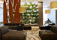 ATLANTIC Congress Hotel, Lobby, Moderne Lobby im ATLANTIC Congress Hotel Essen mit Pflanzenwand., Moderne Lobby im ATLANTIC Congress Hotel Essen mit grüner Wand.