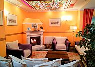 Gemütliche Hotel Alexa Lobby mit Kamin und stilvoller Einrichtung.