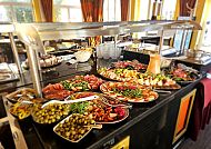 Buffet im Hotel Alexa mit vielfältigen, frischen Speisen.