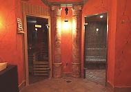 Einladende Sauna im Hotel Alexa mit warmem, stimmungsvollem Licht.