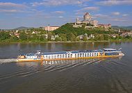 MS Vista Diamond, MS Vista Diamond vor beeindruckender Flusslandschaft und Basilika., MS Vista Diamond vor malerischer Flusslandschaft und Basilika.