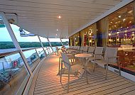 MS Vista Diamond, Lounge/Terrasse, MS Vista Diamond Terrasse mit gemütlicher Sitzgelegenheit., Terrasse der MS Vista Diamond mit Blick auf den Fluss.