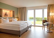 Helles, gemütliches Hotelzimmer im Be Bio - be natural., Modernes Hotelzimmer mit Doppelbett und Blick ins Grüne.