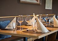 Elegant gedeckter Tisch im Be Bio - be natural Restaurant., Elegantes Gedeck im Hotelrestaurant 'Be Bio - be natural'.
