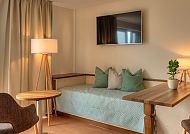 Gemütliches Hotelzimmer mit Schreibtisch und Aufbettung., Gemütliches Hotelzimmer mit Schreibtisch und Aufbettung.