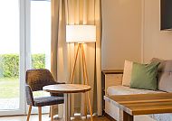 Gemütliches Zimmer mit Terrasse und Eiderblick im Be Bio Hotel., Gemütliches Hotelzimmer mit Eiderblick und Terrasse.