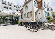 SALINE1822 Hotel Bad Rappenau mit Fahrradständern und Gästen., SALINE1822 Hotel Bad Rappenau mit Fahrrädern und Gästen.