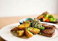 Tönning_BE BIO - be natural, Leckeres Bio-Gericht im Be Bio - be natural Hotel in Tönning., Leckeres Bio-Gericht mit Kartoffeln und Steak im Be Bio - be natural.