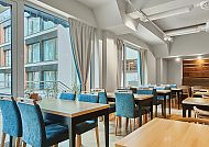 , Modernes Restaurant mit stilvoller Einrichtung und großen Fenstern.