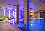 , Entspannender Poolbereich im Hotel West Baltic Resort Spa., Modernes Spa mit beleuchtetem Innenpool und stilvollen Liegen.