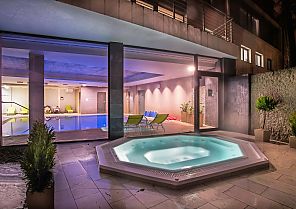 , Moderner Wellnessbereich mit Pool und Whirlpool im Hotel., Entspannender Wellnessbereich im Hotel West Baltic Resort.