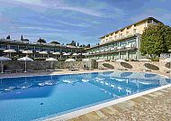 Hotel Casimiro Außenpool, Hotel Casimiro mit Außenpool, San Felice Del Benaco, Gardasee., Hotel Casimiro Außenpool mit Sonnenschirmen und klarem Himmel.