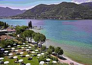 Hotel Casimiro Liegewiese am See, Liegewiese am Gardasee mit Blick auf die Berge und das klare Wasser., Hotel Casimiro am Gardasee mit Liegewiese und Seeblick.