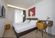 Hotel Casimiro Zimmerbeispiel, Modernes Hotelzimmer mit stilvollem Design und gemütlicher Atmosphäre., Modernes Hotelzimmer mit stilvollem Design und komfortablen Betten.