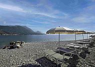 Hotel Casimiro Privatstrand, Privatstrand des Park Hotel Casimiro am Gardasee mit Liegestühlen., Privatstrand mit Liegen und Sonnenschirmen am Gardasee.