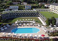 Hotel Casimiro Luftaufnahme, Hotel Casimiro mit Pool und Garten, San Felice del Benaco, Gardasee., Luftaufnahme des Park Hotel Casimiro mit Pool in San Felice Del Benaco.