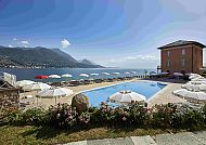 Hotel Casimiro Außenpool, Außenpool des Park Hotel Casimiro am Gardasee mit Seeblick.