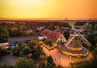 Landhotel Lewitz Mühle, Außenansicht, Landhotel Lewitz Mühle bei Sonnenuntergang, idyllische Landschaft., Landhotel Lewitz Mühle bei Sonnenuntergang, idyllische Außenansicht.
