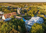 Landhotel Lewitz Mühle, Außenansicht, Landhotel Lewitz Mühle in idyllischer Landschaft aus der Vogelperspektive., Landhotel Lewitz Mühle in idyllischer Landschaft aus der Vogelperspektive.