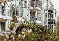 Landhotel Lewitz Mühle, Fassade, Moderne Hotelarchitektur mit Glasfassaden und Balkonen.