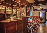 Landhotel Lewitz Mühle, Bar, Gemütliche Bar im Landhotel Lewitz Mühle mit Holzmöbeln.