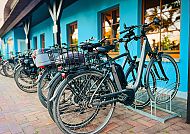 Landhotel Lewitz Mühle, Räder, Fahrräder vor dem Landhotel Lewitz Mühle auf gepflastertem Weg.