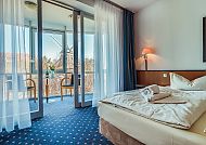 Landhotel Lewitz Mühle, Zimmerbeispiel, Gemütliches Zimmer im Landhotel Lewitz Mühle mit Balkonblick.