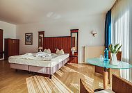 Landhotel Lewitz Mühle, Zimmerbeispiel, Gemütliches Zimmer im Landhotel Lewitz Mühle mit Doppelbett.