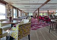 MS Rio Salon, Eleganter Salon mit stilvoller Einrichtung und Flussblick., Eleganter Salon mit stilvoller Einrichtung und Flussblick.