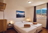 Gemütliches Zimmer im Hotel Route Active mit Bergblick