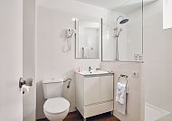 Modernes Badezimmer im Hotel Route Active