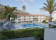 Hotel Route Active mit Pool und Palmen in malerischer Umgebung